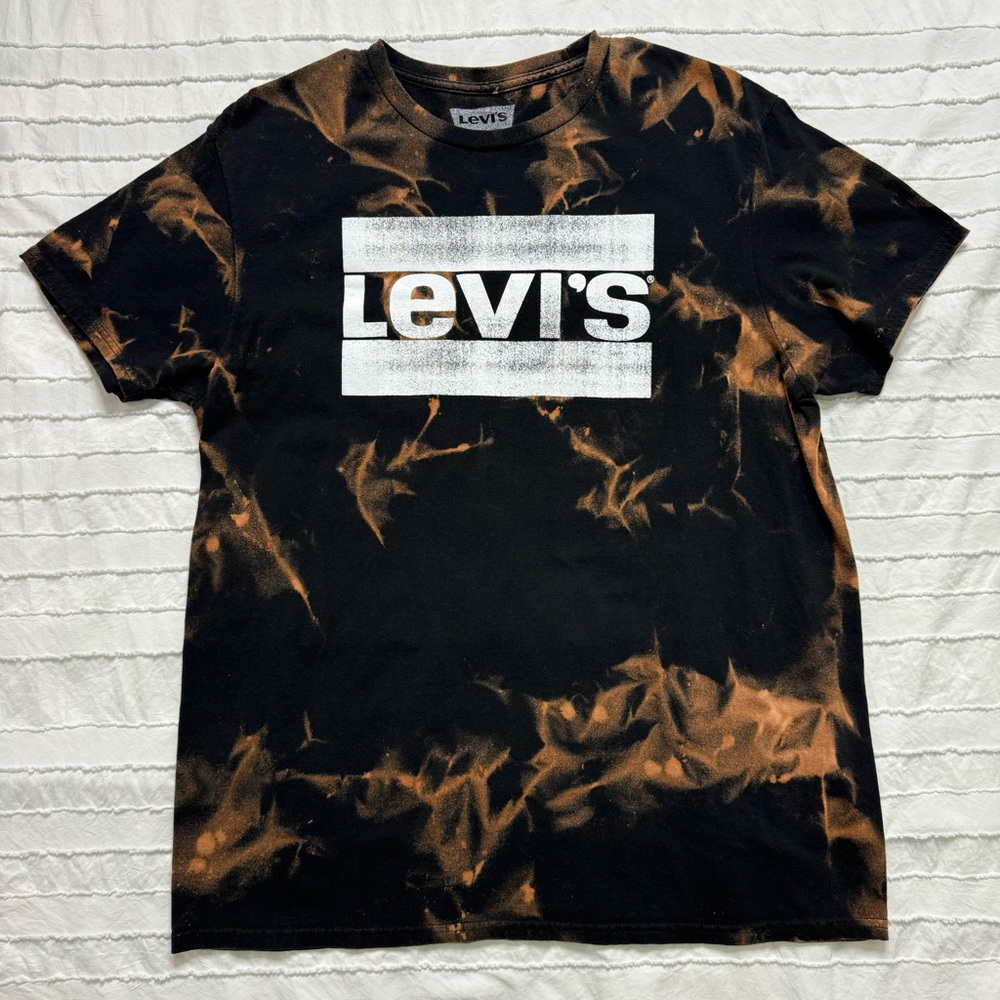 Levi’s Graphic tee | bleach dyed